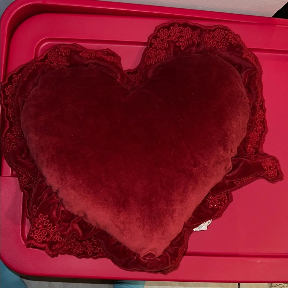NWT Ruffled eyelid heart pillow threshold